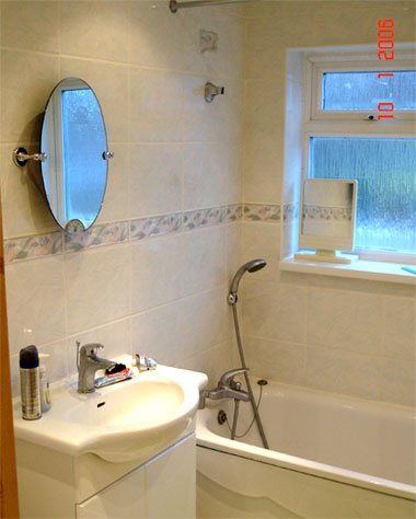 photograph of a bathroom with shower tiled by Versa Tile Ceramics, Southampton